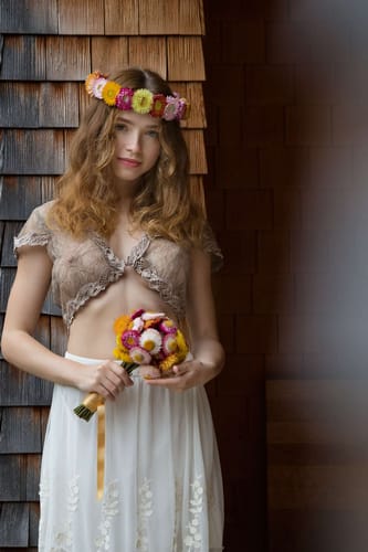 Сельская красотка с большой грудью и венком на голове