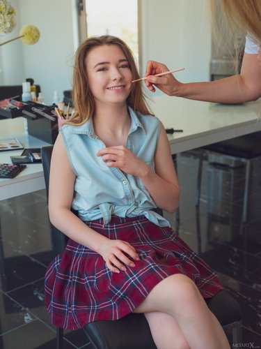 Голая шатенка с висячими натуральными сиськами на кровати